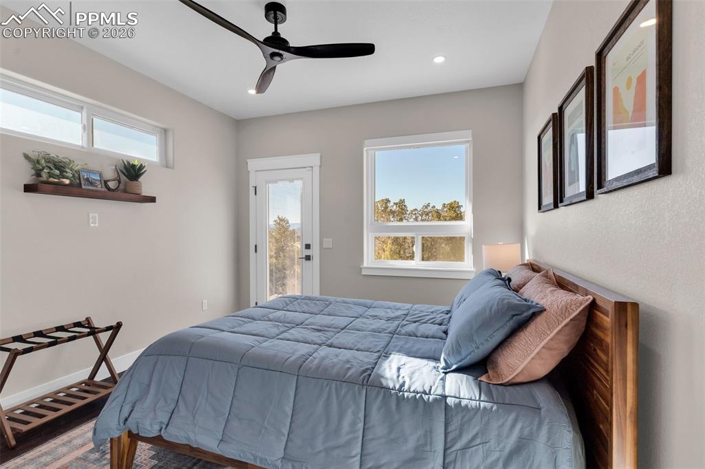 Image 39 of 50: Bedroom