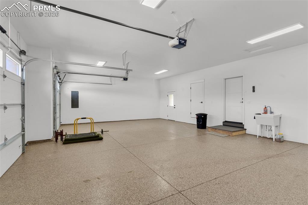 Image 42 of 50: Garage