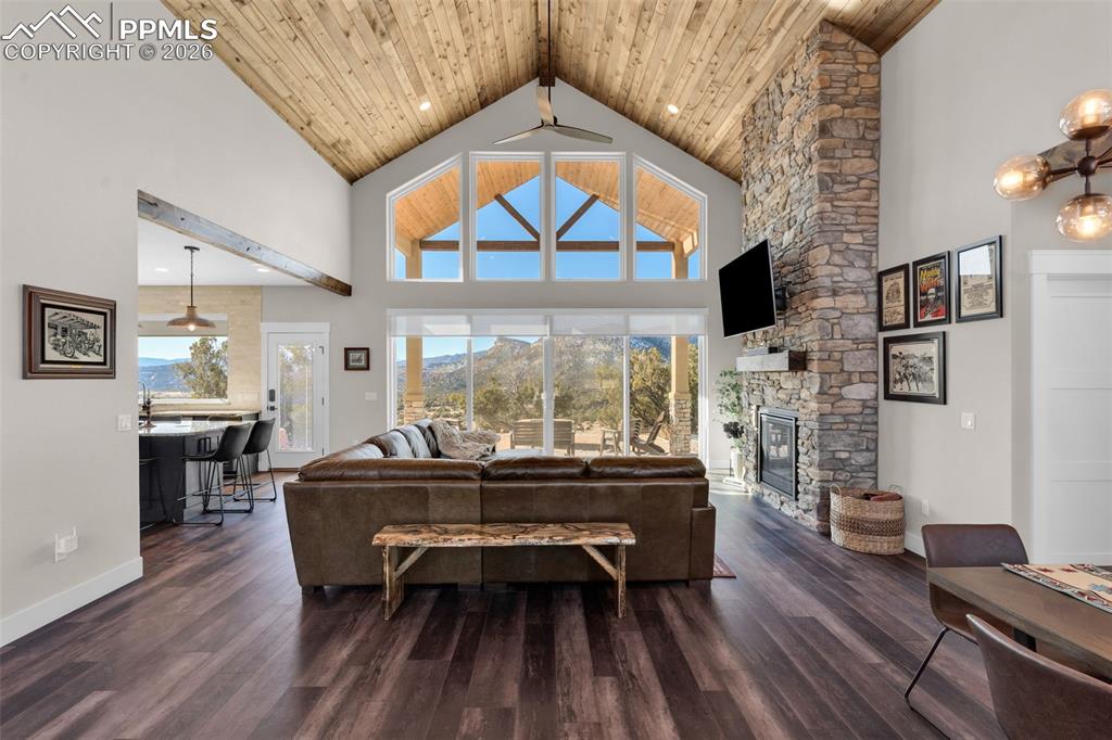 Image 7 of 50: Living Room