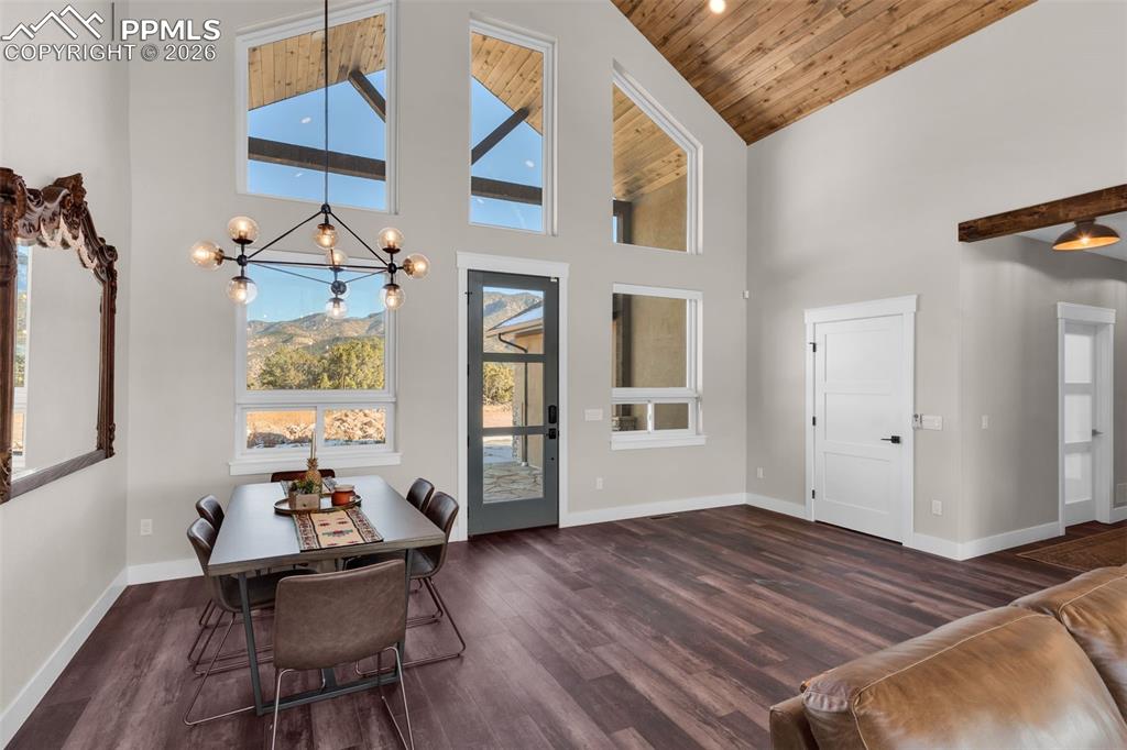 Image 9 of 50: Dining Area