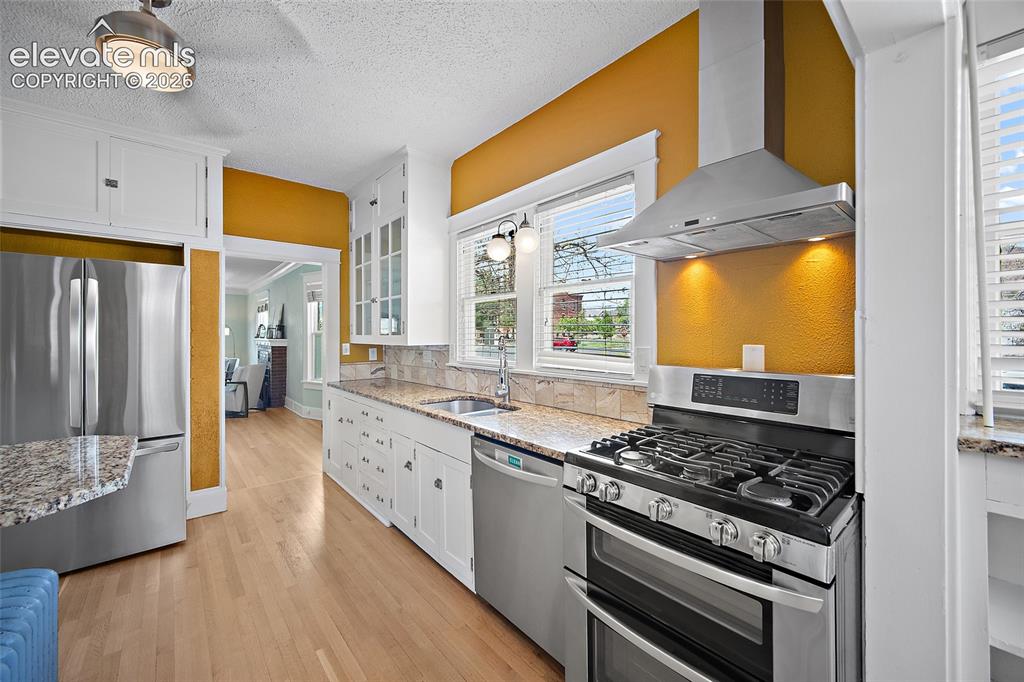 Image 15 of 35: Kitchen