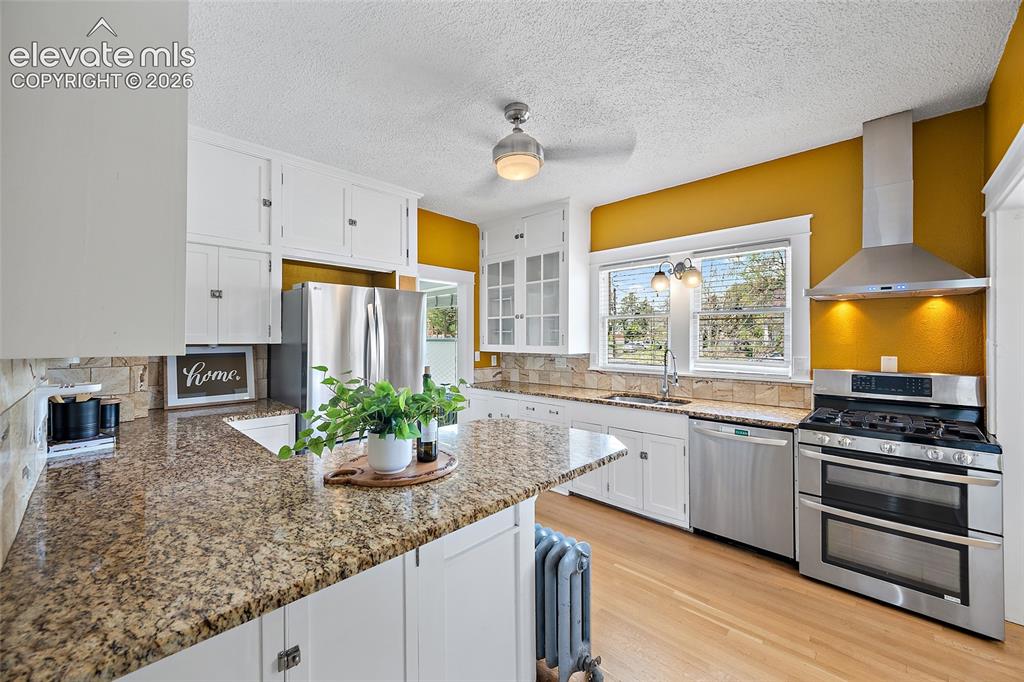 Image 17 of 35: Kitchen