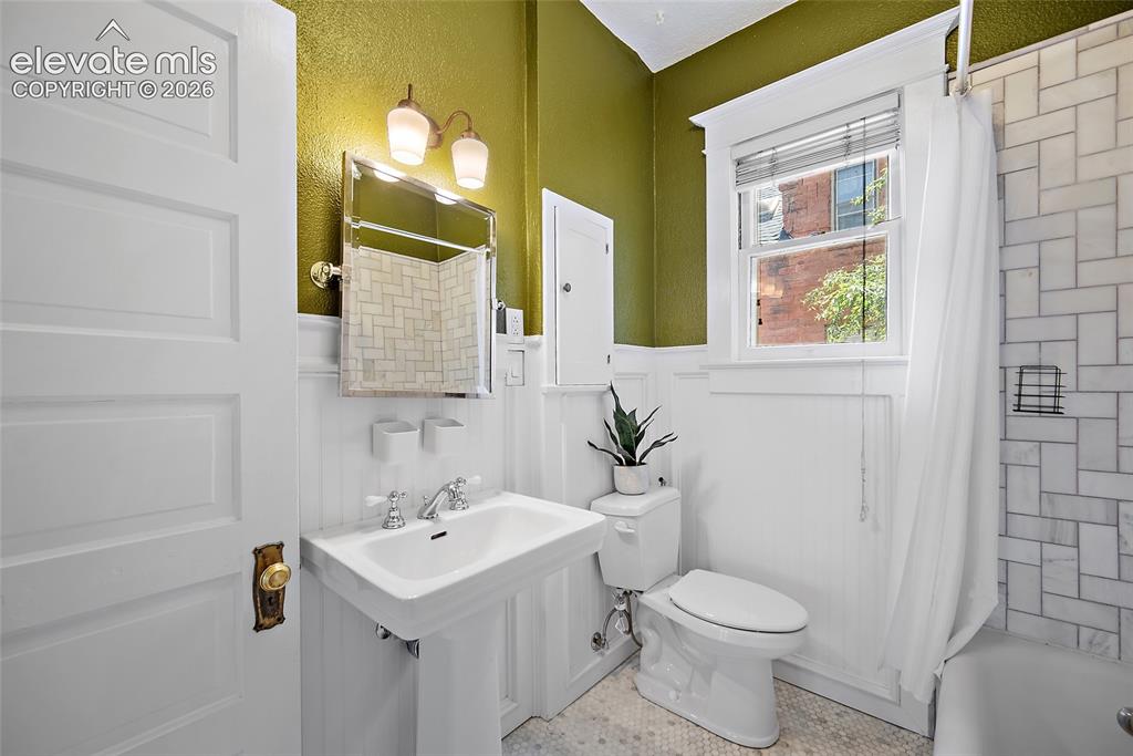 Image 18 of 35: Bathroom