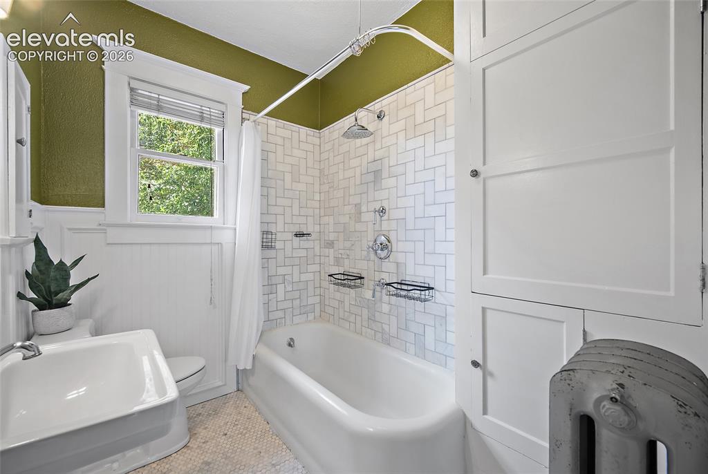 Image 19 of 35: Bathroom