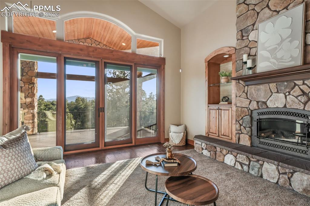 Image 14 of 50: Entry