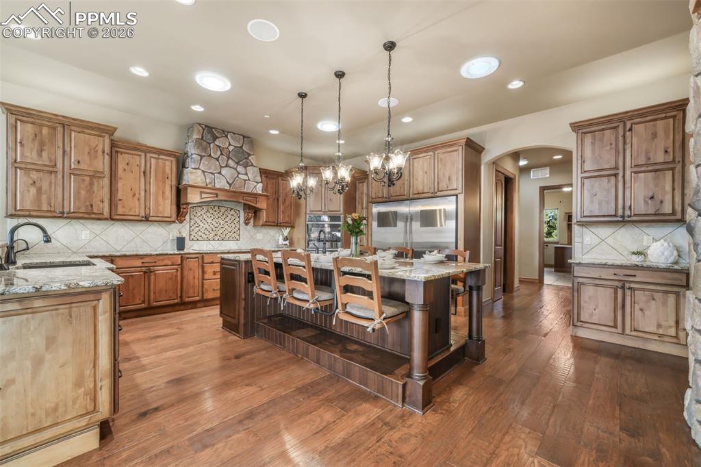 Image 16 of 50: Dining Area