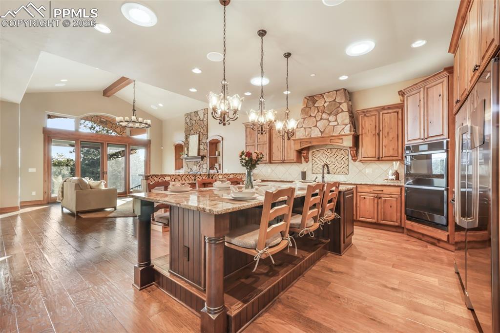 Image 19 of 50: Deck