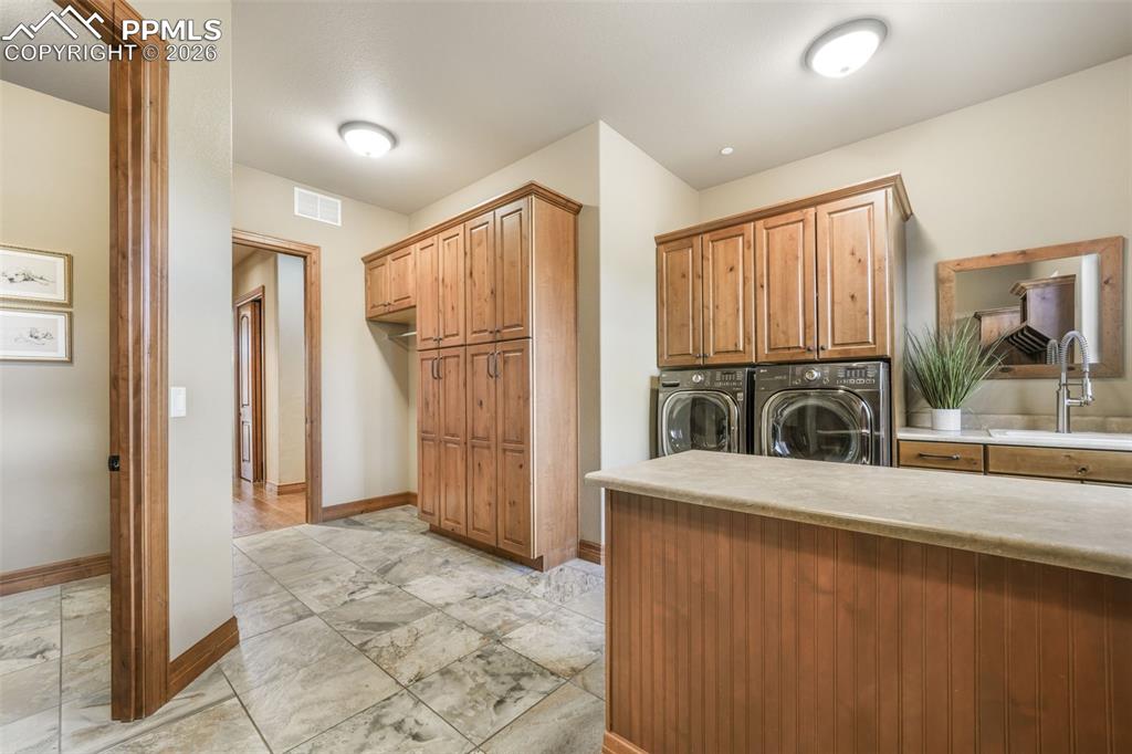 Image 22 of 50: Kitchen