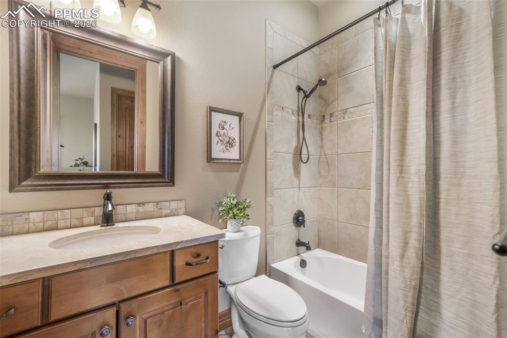 Image 27 of 50: Bedroom