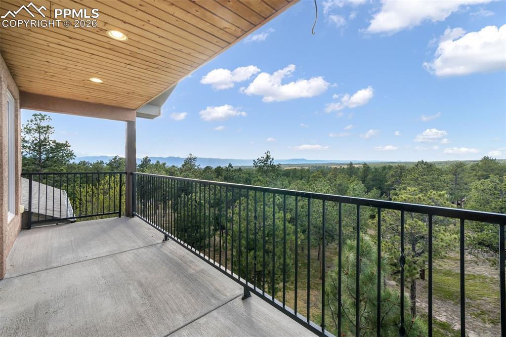 Image 30 of 50: Bedroom