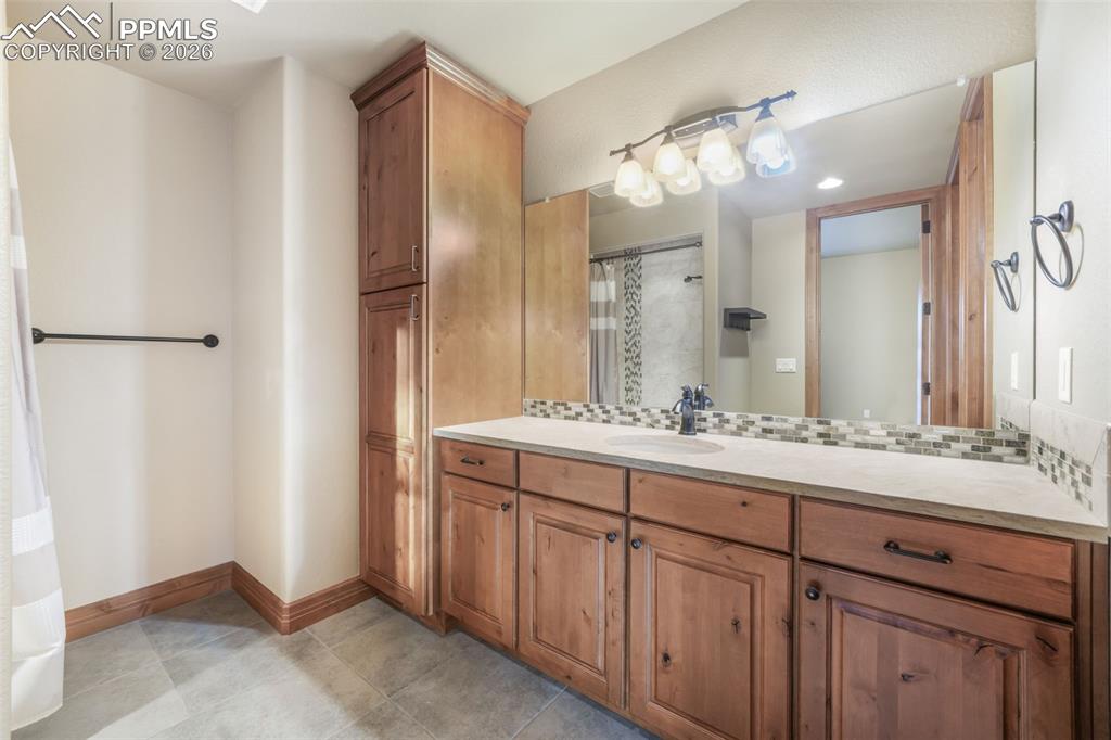 Image 40 of 50: Bedroom