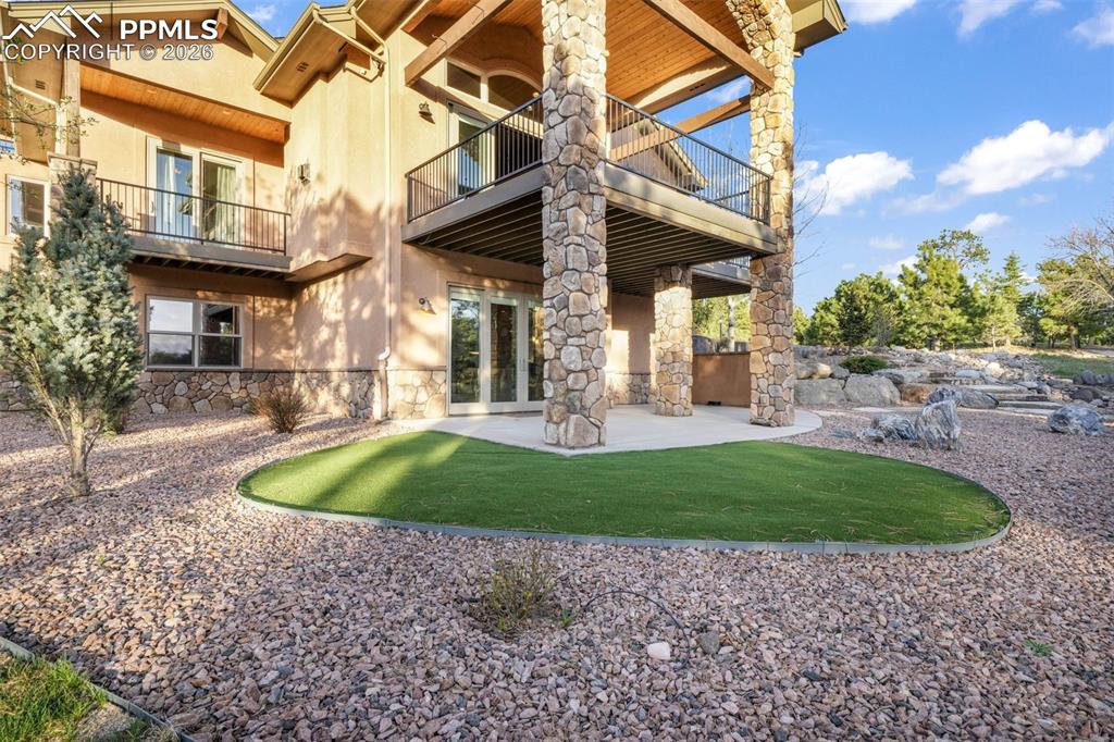 Image 42 of 50: Bedroom