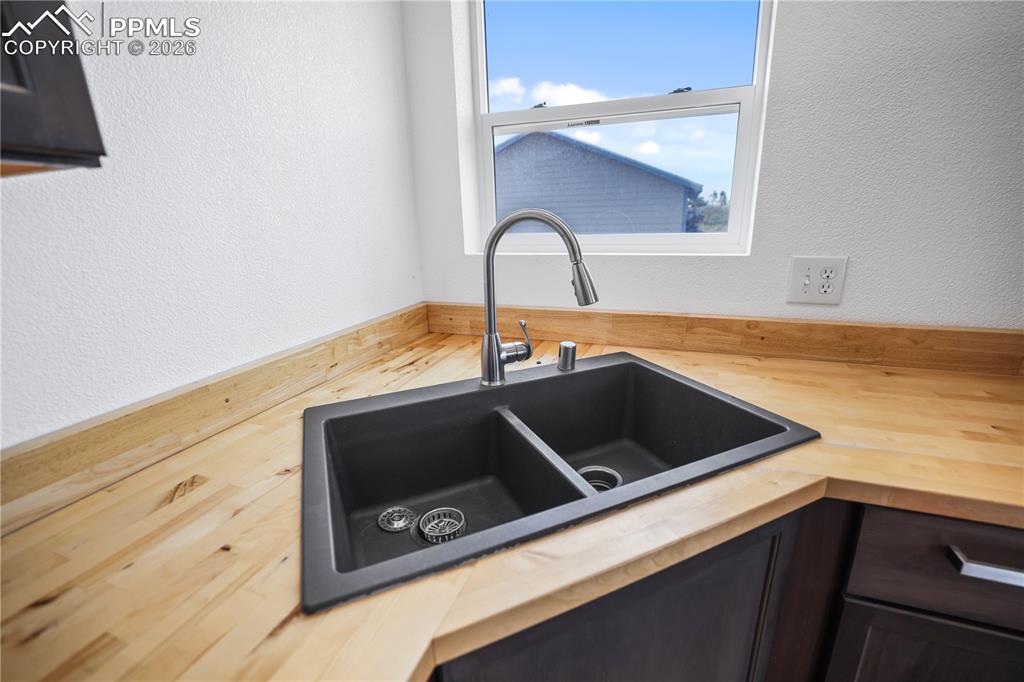 Image 10 of 28: Kitchen