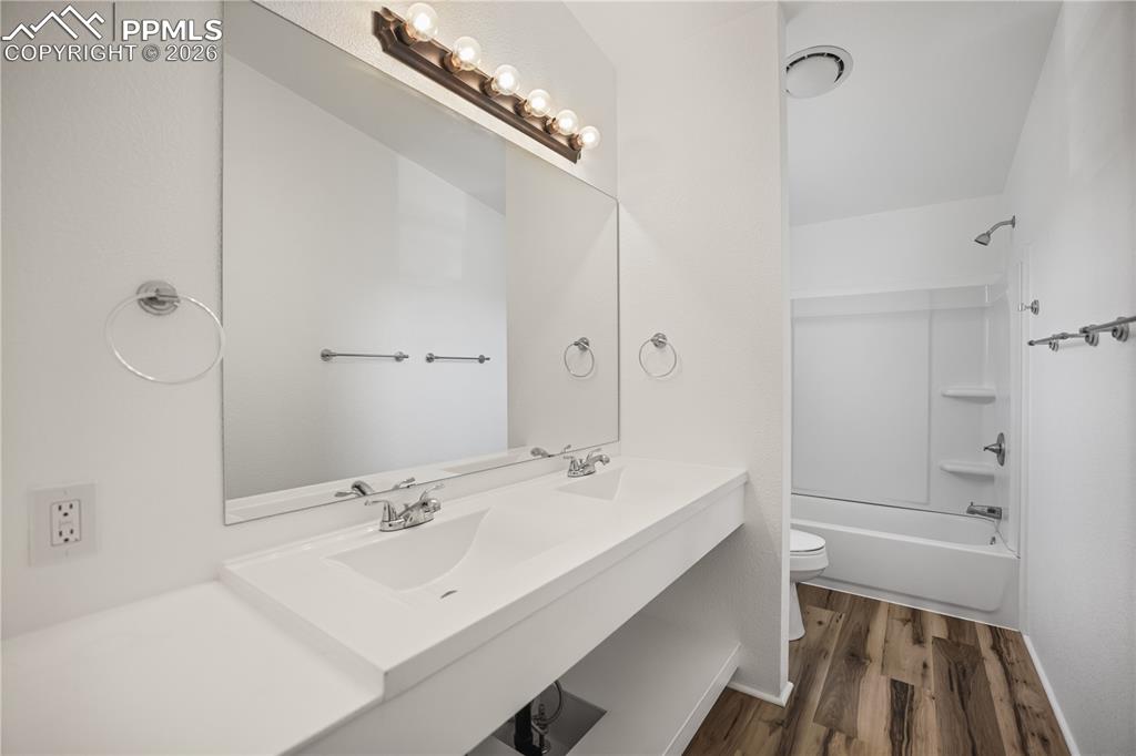Image 12 of 28: Bathroom