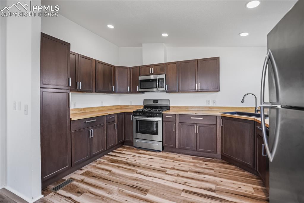 Image 7 of 28: Kitchen