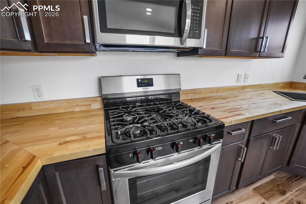 Image 8 of 28: Kitchen