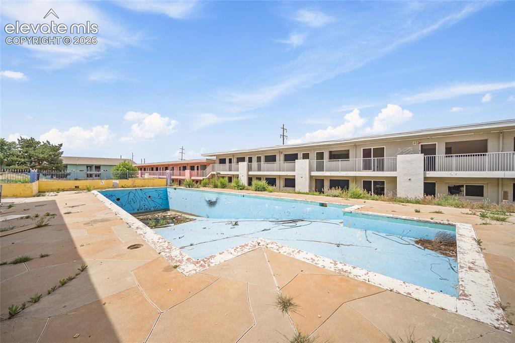 Image 10 of 28: Pool