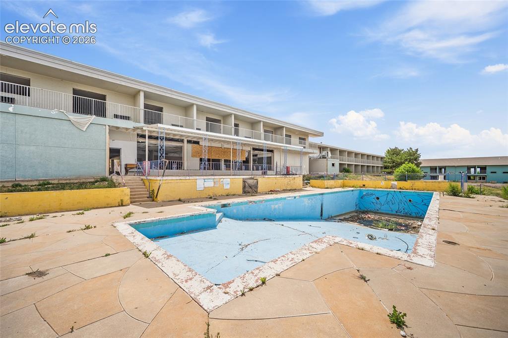 Image 11 of 28: Pool