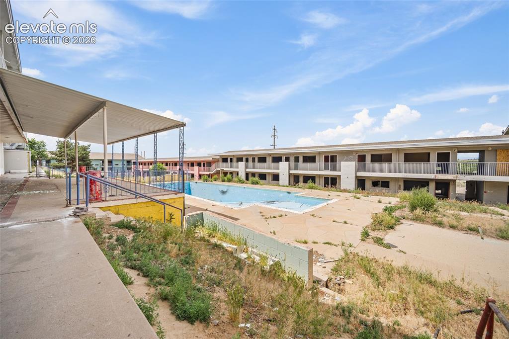 Image 14 of 28: Pool
