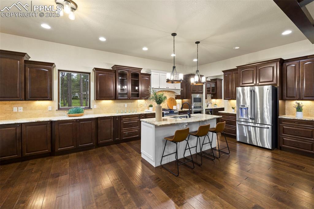 Image 10 of 50: Kitchen