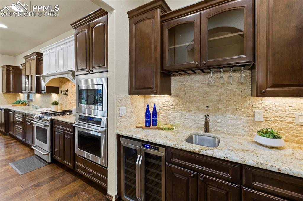Image 16 of 50: Kitchen