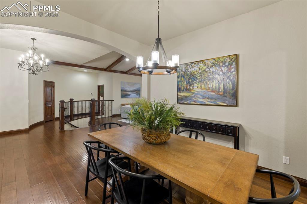 Image 17 of 50: Dining Area