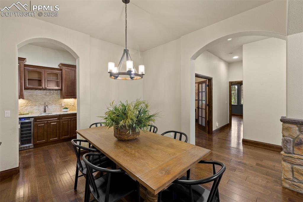 Image 18 of 50: Dining Area