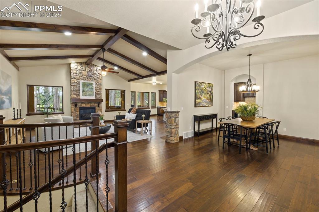 Image 5 of 50: Dining Area