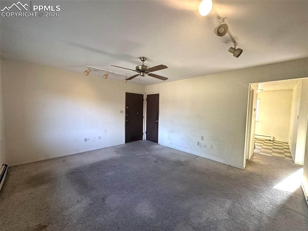 Image 4 of 11: Bedroom