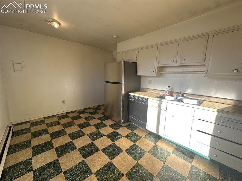 Image 6 of 11: Kitchen