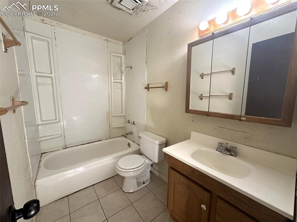 Image 8 of 11: Bathroom