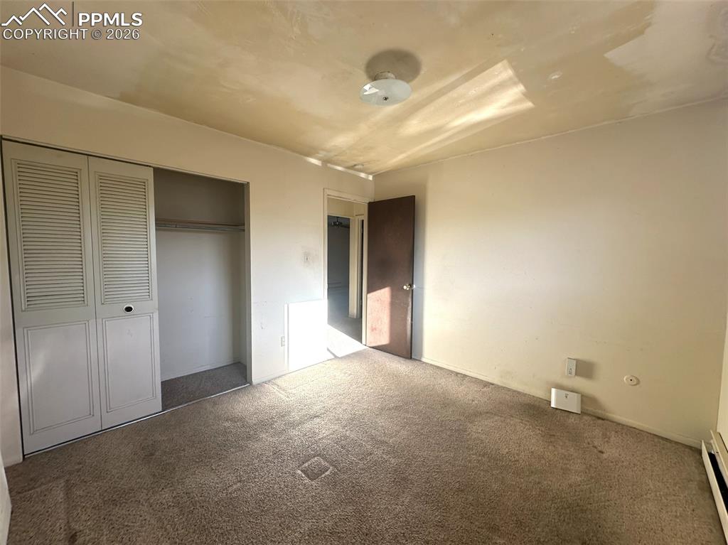 Image 9 of 11: Bedroom