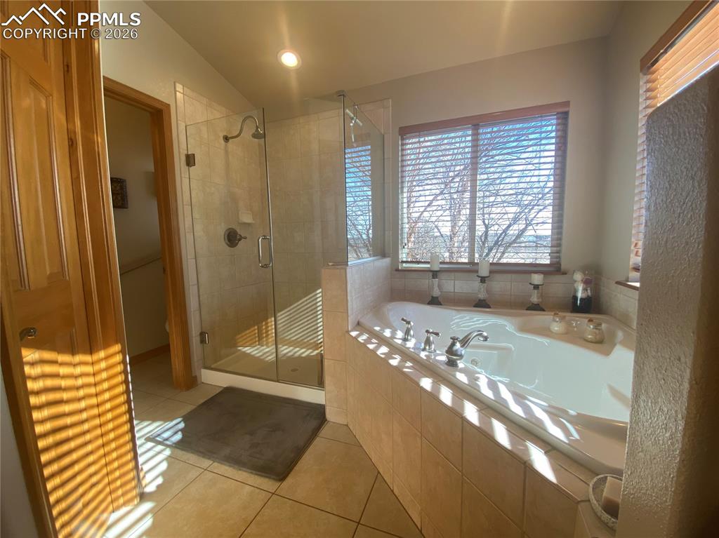 Image 20 of 47: With a jetted soaking tub & free standing shower