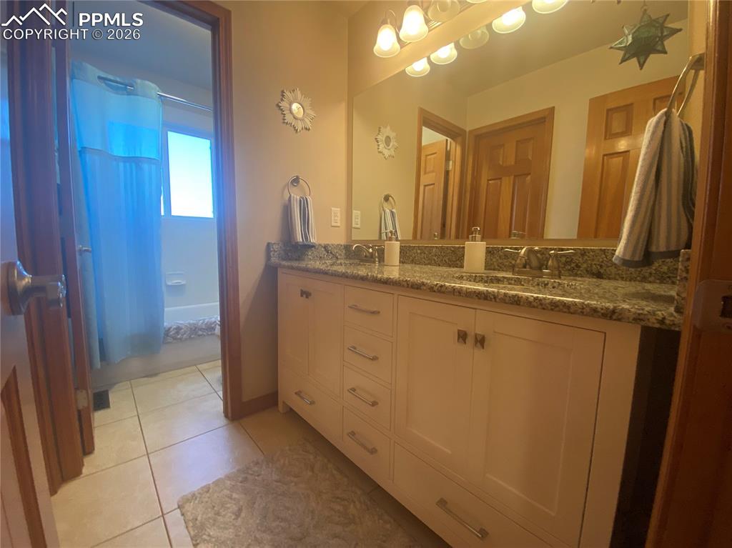 Image 27 of 47: This FULL bath has granite counters & is separated for privacy/sharing