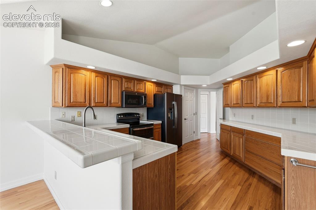 Image 10 of 49: Kitchen