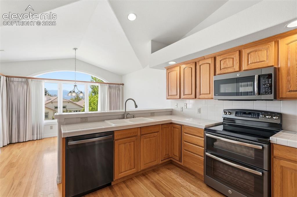 Image 11 of 49: Kitchen
