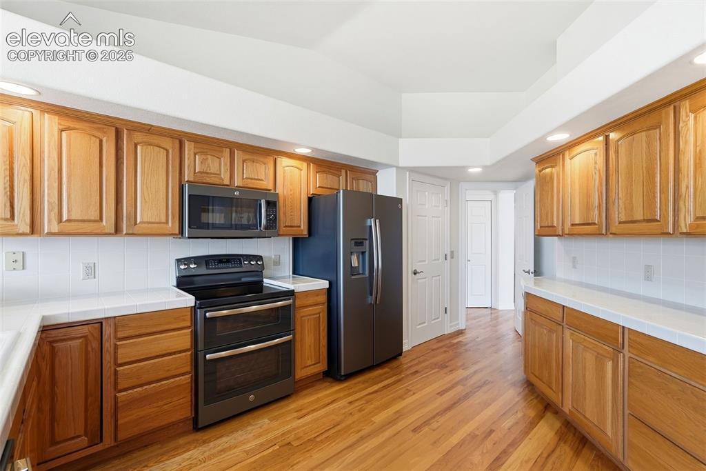 Image 12 of 49: Kitchen