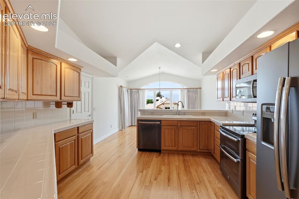 Image 13 of 49: Kitchen