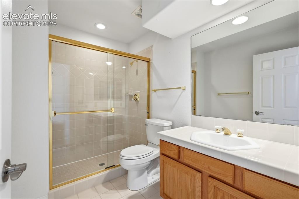 Image 36 of 49: Bathroom