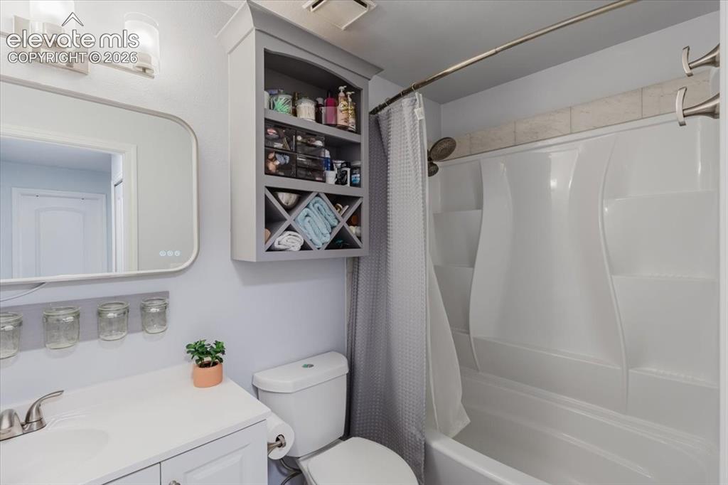 Image 16 of 19: Bathroom