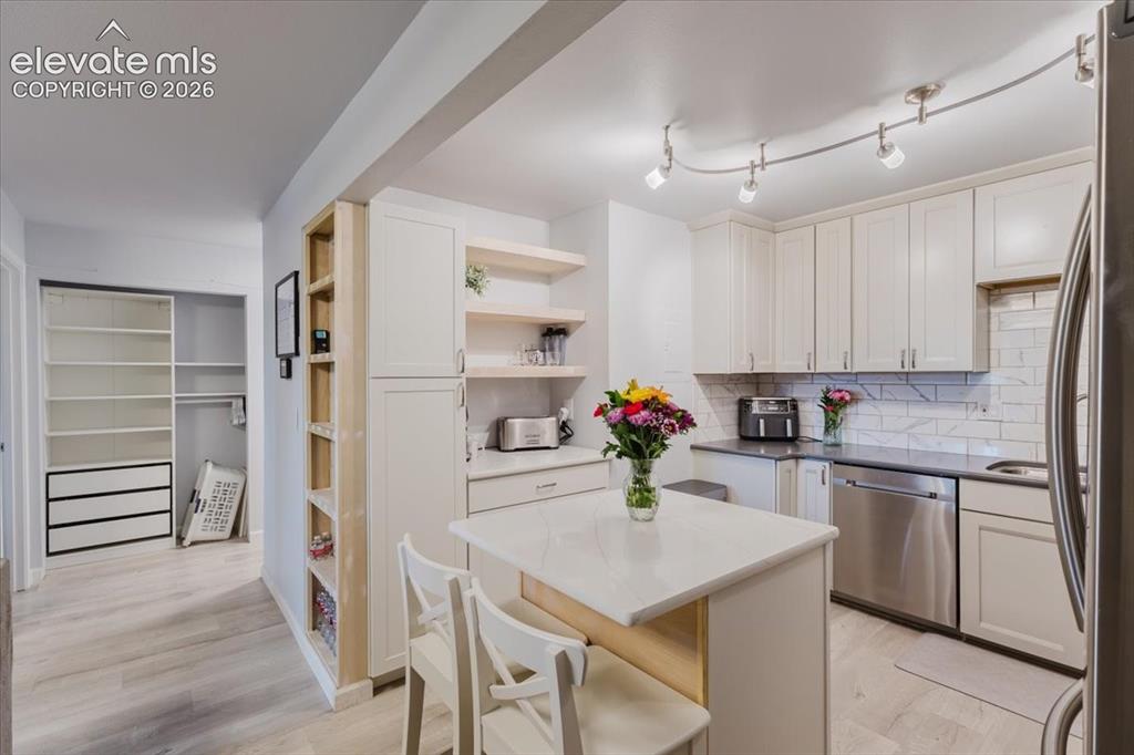 Image 3 of 19: Kitchen