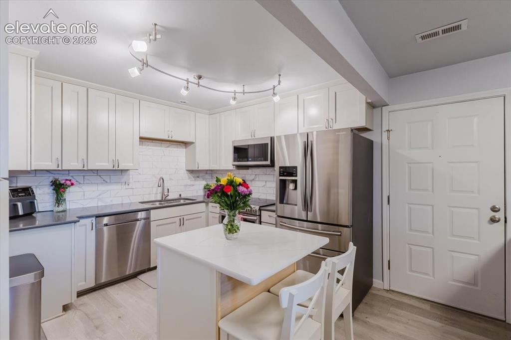 Image 4 of 19: Kitchen