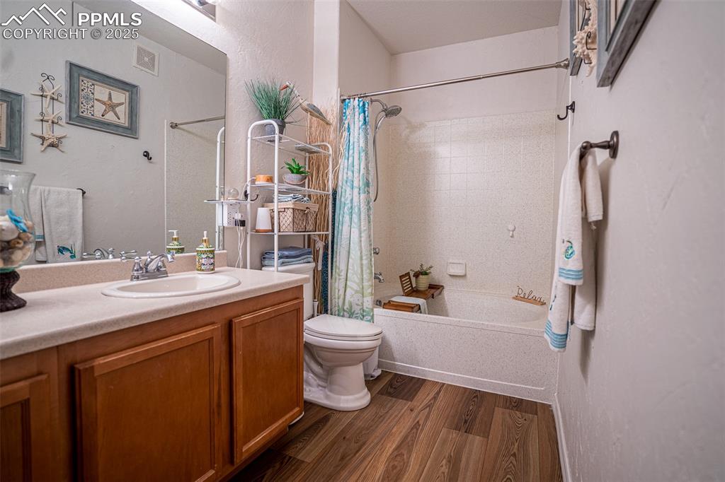 Image 11 of 15: Bathroom