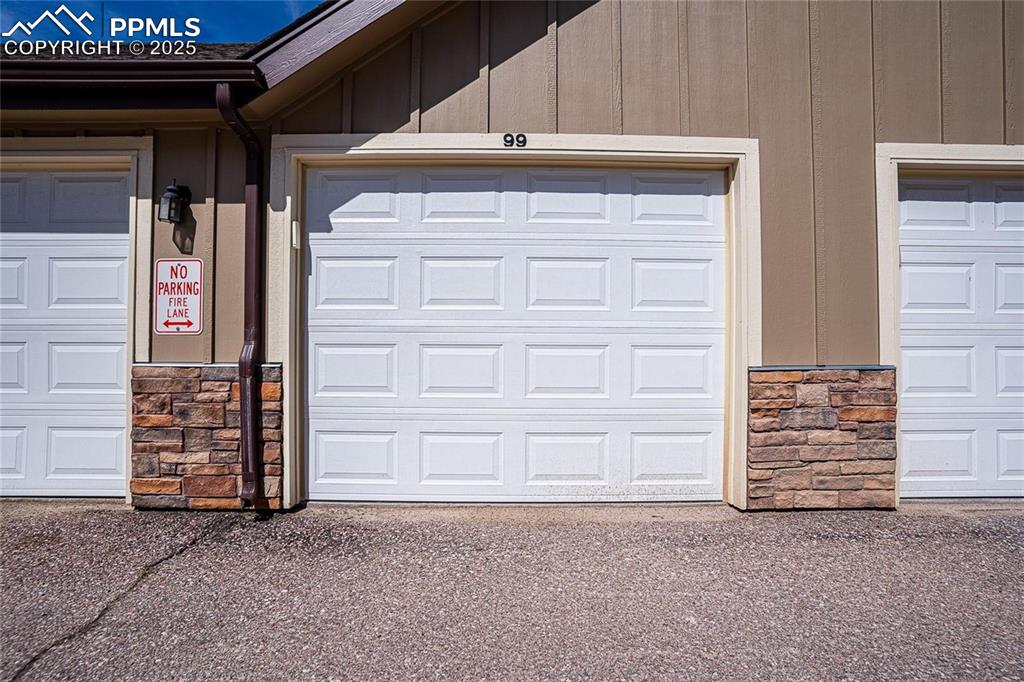 Image 14 of 15: Garage