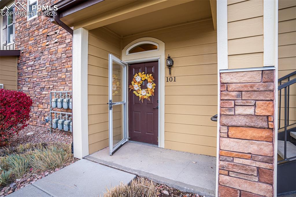 Image 3 of 15: Entry