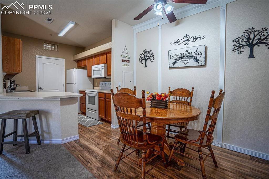 Image 7 of 15: Dining Area