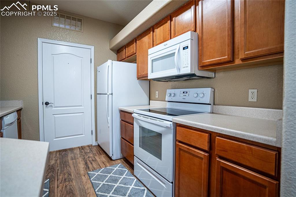 Image 8 of 15: Kitchen