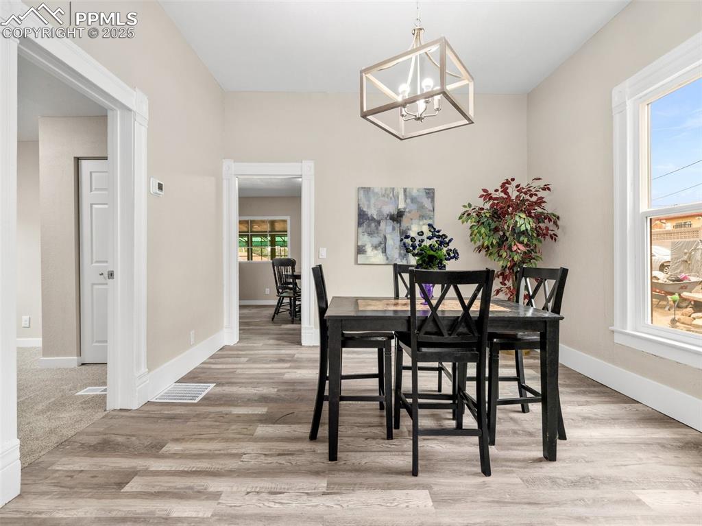 Image 10 of 17: Dining Area