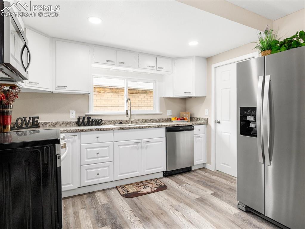 Image 13 of 17: Kitchen