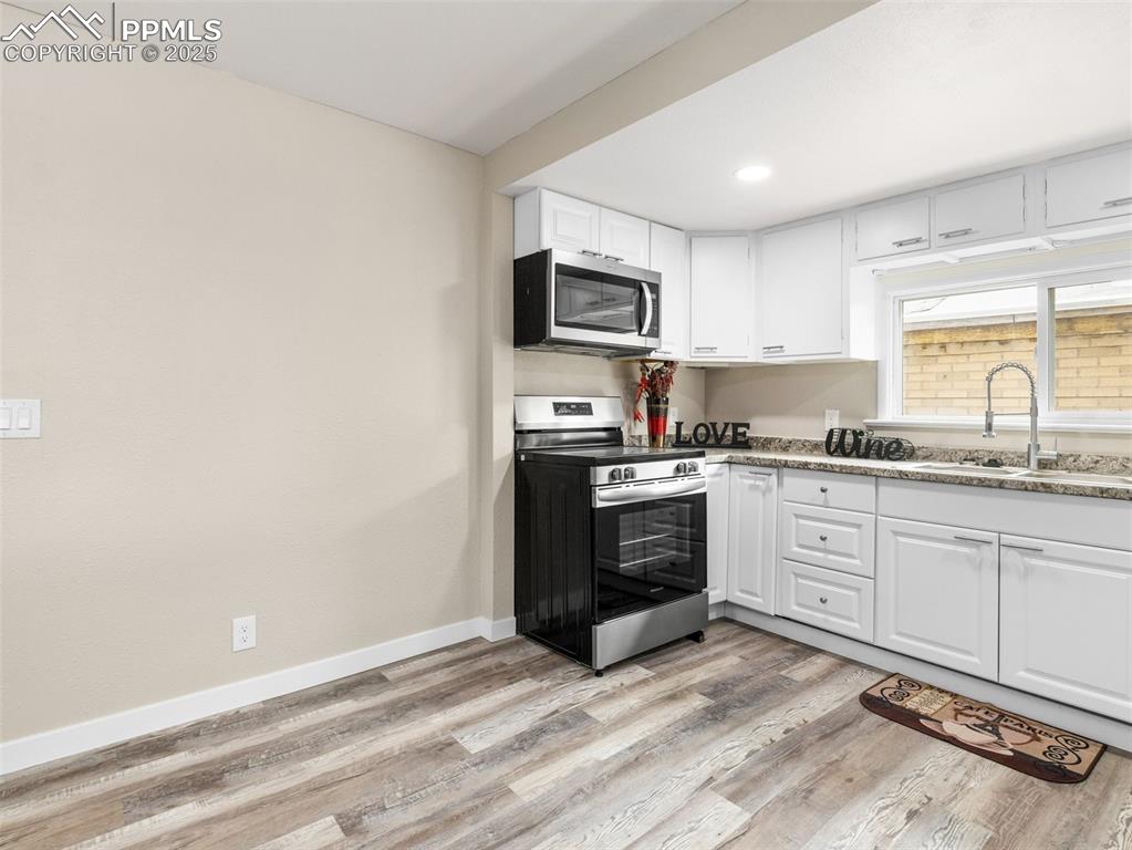 Image 14 of 17: Kitchen